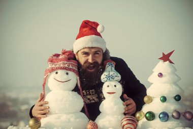 Kış günü Noel Baba şapkalı mutlu hippi
