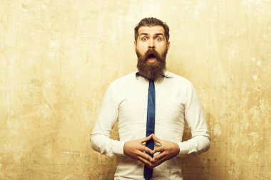 sürpriz yüzünde uzun sakallı adam veya hipster sakallı
