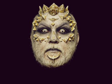 Canavar yüz beyaz göz korkutucu bakışla