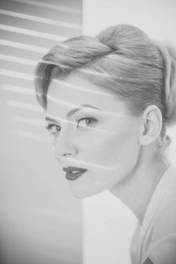 Kadın kavramı ve kurnaz hileci. Işık şeritler ile kız