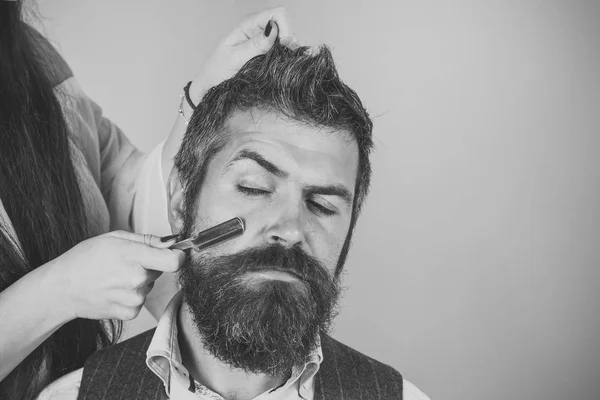 Homem barbudo beber uísque, mulher sexy com cabelo encaracolado longo . — Fotografia de Stock