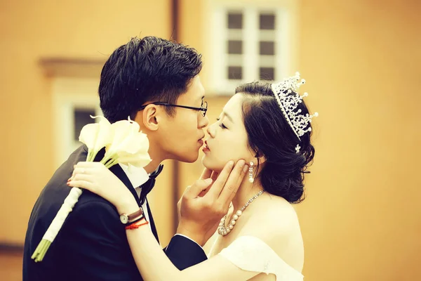 Chinese Cute Bride Groom Young Newlyweds Just Married Couple Kiss — Stock Photo, Image