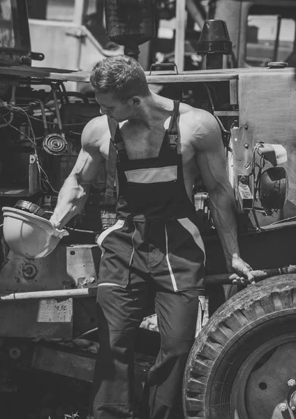 Tired worker concept. Muscular builder on sunny day. — Stock Photo, Image
