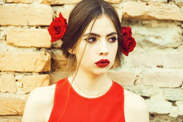 Divatos élénk piros ruhás nő Rose haj — Stock Fotó