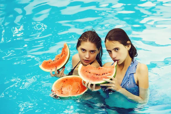 Donne con anguria in piscina — Foto Stock