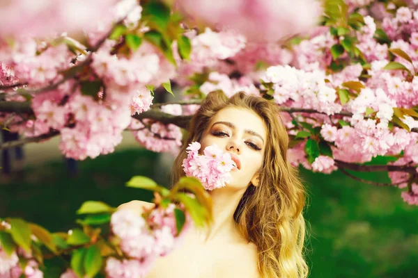 Sinnliche Frau in voller Blüte — Stockfoto