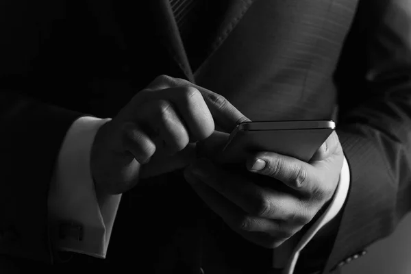 Hombre usando teléfono móvil o teléfono inteligente con las manos — Foto de Stock