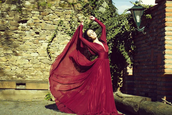 Açık Kırmızı elbiseli kadın — Stok fotoğraf
