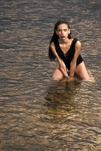 Mulher nada na praia, natureza, menina molhada com cabelo comprido . — Fotografia de Stock