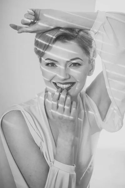 Kvinna med leende ansikte med snö vita tänder — Stockfoto