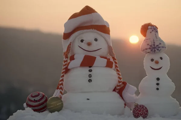 Sneeuwpoppen in kleding op berglandschap — Stockfoto