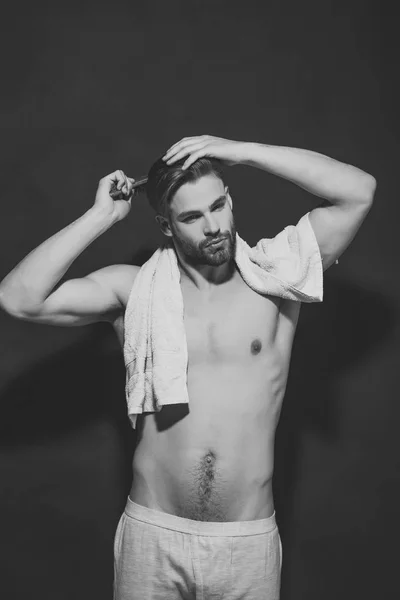 섹시 한 속옷에 목욕 타월로 사나이 — 스톡 사진
