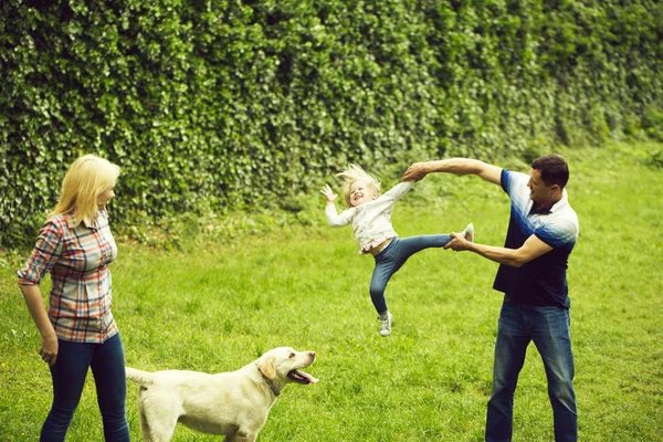 Pais felizes com a menina — Fotografia de Stock