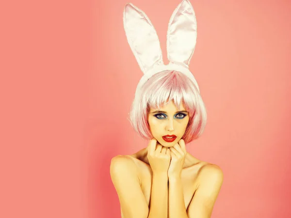 Meisje met heldere kunstmatige haren en oren van het konijn. — Stockfoto