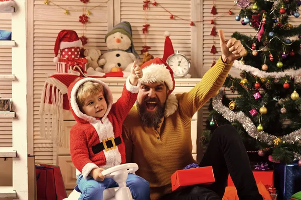 Gelukkig gezin vieren nieuwjaar en kerst. — Stockfoto