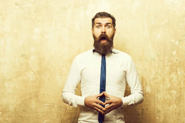 Homem barbudo ou hipster com barba longa no rosto surpreso — Fotografia de Stock