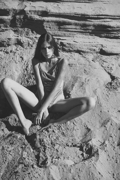모래에 앉아 일광욕 소녀의 초상화 — 스톡 사진
