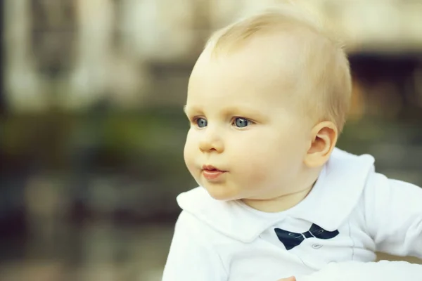 Aranyos baba fiú kék szeme és szőke haj — Stock Fotó