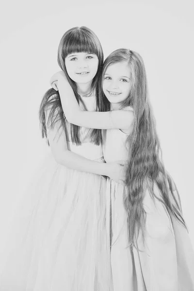 Kislányok húga, hosszú haj, elszigetelt fehér. — Stock Fotó