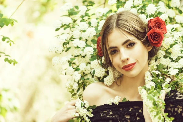 Девушка с модным испанским макияжем, цветок розы в волосах — стоковое фото