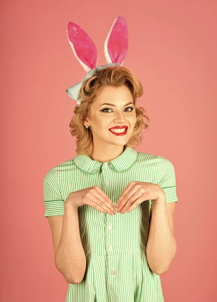 Pasen, make-up, pinup party, meisje in de oren van het konijn — Stockfoto