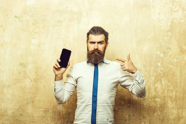 Homem barbudo ou hipster com longa barba segurar telefone — Fotografia de Stock