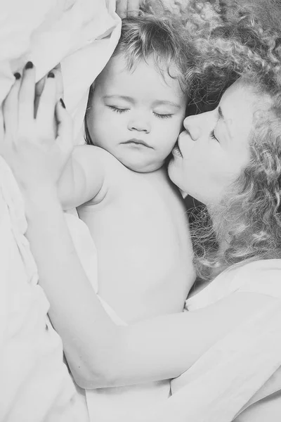 Mãe beijando bebê — Fotografia de Stock