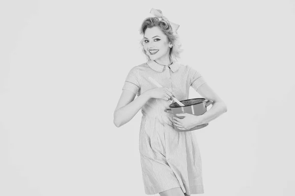 Pinup mulher cozinheiro segurar utensílios de cozinha, estilo retro, empregada doméstica . — Fotografia de Stock