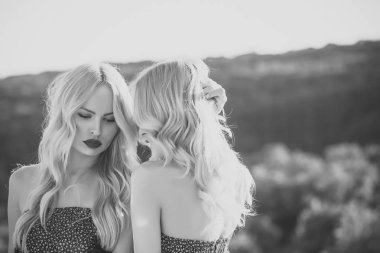 Kızlar seksi kırmızı dudaklar, ailesi ve kardeşleri.