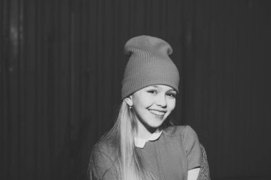 Uzun sarı saçları ile açık, güzellik gülen çocuk. Küçük bir gülücük ver kırmızı şapka, moda. Çocuk moda trendi ve stil. Bebek güzellik göz ve saç modeli. Mutlu çocukluk ve gençlik