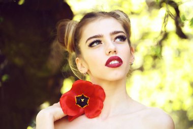 Kadın kırmızı haşhaş tohumu ile