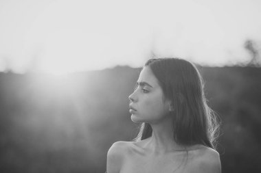 Zarif genç kadın Güzellik Portresi. gün batımı arka plan. Glamour makyaj.