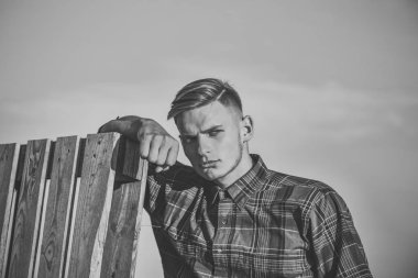 yakışıklı genç adam ahşap çit ayakta