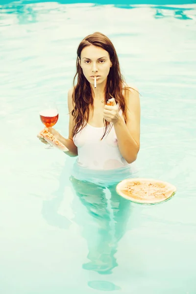 Ragazza fumatrice con anguria e vino in piscina — Foto Stock