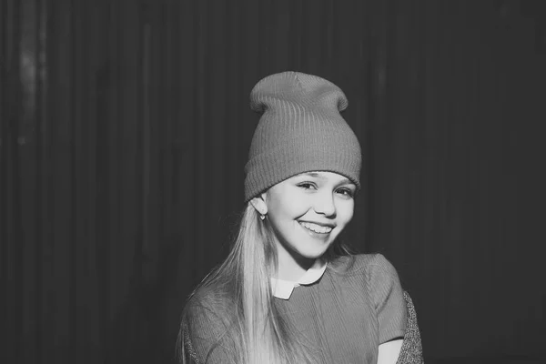 Enfant souriant avec de longs cheveux blonds en plein air, beauté. Petite fille sourire en chapeau rouge, la mode. Tendance et style de mode enfant. Look beauté bébé et coiffure. Bonne enfance et jeunesse — Photo