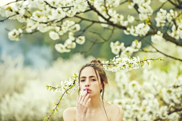 Linda chica con blanco, flores en flor en la boca y el pelo — Foto de Stock