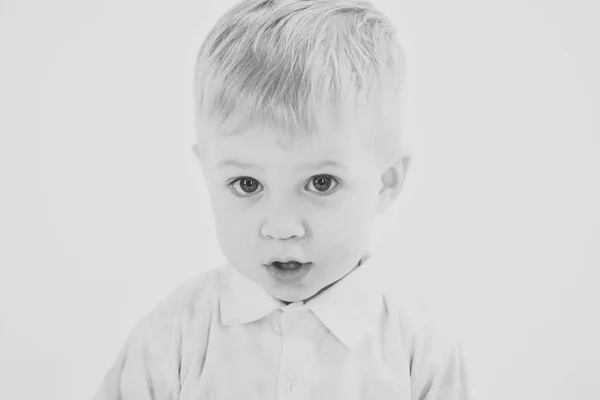 Szczęśliwe dziecko, mały chłopiec w biały T-shirt — Zdjęcie stockowe