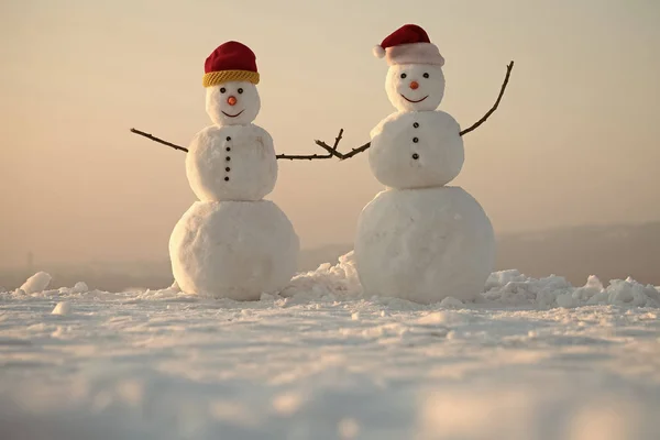 산타 클로스 모자 겨울에 크리스마스 눈사람 커플 — 스톡 사진