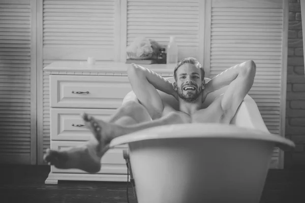 Homem tendo manhã alegre na banheira — Fotografia de Stock