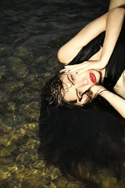 सुंदर युवा महिला पानी में तैर रही — स्टॉक फ़ोटो, इमेज