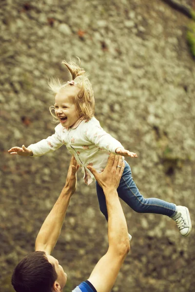 어린 소녀와 함께 행복 한 아버지 — 스톡 사진