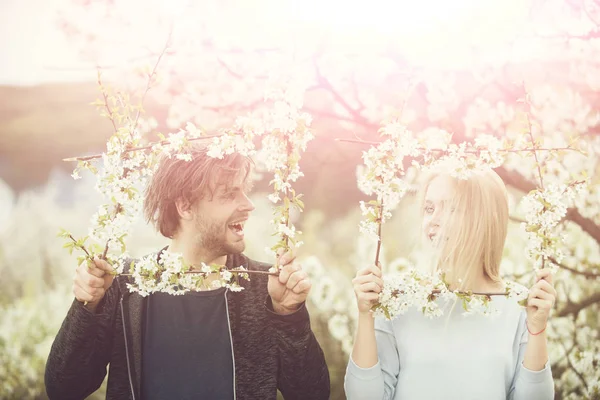 Verliebtes Paar in blühender Blume. — Stockfoto
