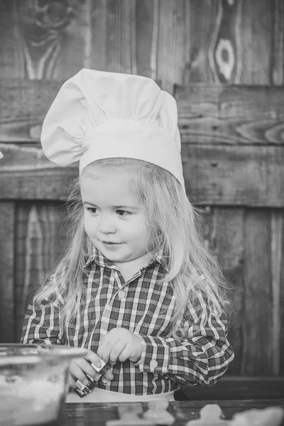 Бой пекарь в шляпе шеф-повара с печеньем резак — стоковое фото