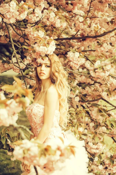 Glamour flicka i rosa blomma — Stockfoto