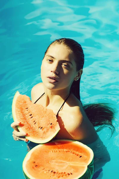 Donna con anguria in piscina — Foto Stock