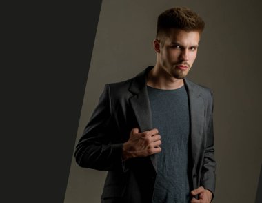 yüz duygular. erkek bakım ve Kuaför. Moda portre bir adam. adam. Sakal ve yüz bakımı. moda tıraşsız sakallı adam. forman ceketli, kopya alanı iş adamı. İş coach
