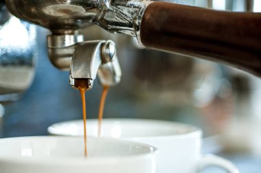 Her zaman mükemmel içkilerinizi hazırlar. Espresso ile portafilter yapma. Kahve fincanları. Küçük bardak sıcak kahve hizmet. Kahve kahvehane veya kafe demlenmiş. Bira kahve espresso makinesi ile