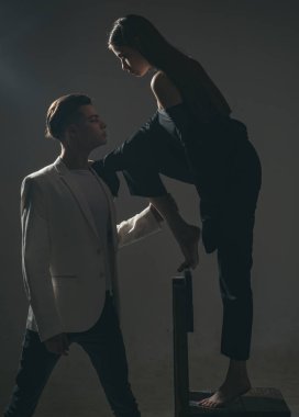 Erkek ve kadın. Saç stili ve cilt bakımı. Dostluk ilişkileri. Aile bağları. Moda çift aşık. Güzellik ve moda. güven ve destek. Seni her zaman seveceğim