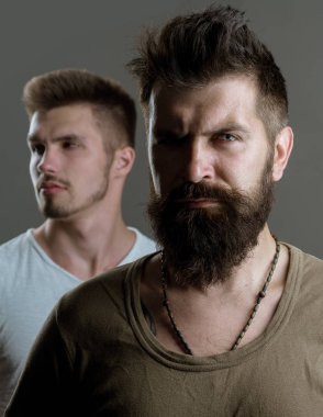 Moda portre bir adam. ciddi ve üzücü. mutsuz insanlar. hüzün ve bunalım. Erkek arkadaşlık. erkek bakım ve Kuaför. Sakal ve yüz bakımı. yüz duygular. Tıraşsız sakallı adam. acımasız adam