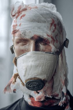 Savaş sona erdiğinde. Savaş asker salak. Salak adam giyim gaz maskesi kimyasal saldırılara karşı. Savaş kurban kukla kayıp. Silahlı çatışma kurbanı. Kötü yaralı ve yaralı savaşta
